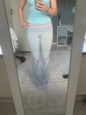 Gråa yogapants  - Säljer dessa från Gina! De har slitna hälar(kan skicka privat)