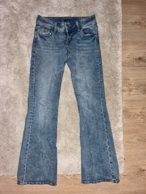 snygga jeans - snygga jeans från H&M i storlek 38!❤️