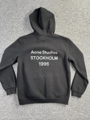 Snygg Stockholm hoodie - Säljer denna riktigt feta hoodien med snyggt tryck | storlek S/M | skick 10/10 | saknar lapparna därav priset | passar till alla outfits | kolla gärna in profilen för liknande produkter och skriv vid minsta lilla fråga 🥂🥂