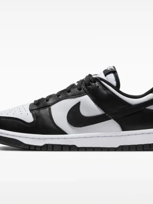 Nike svartvita Dunk Low sneakers - Snygga svartvita Nike Dunk Low sneakers med klassisk siluett. Skorna har svart läderöverdrag, vit bas och svart Swoosh-logga på sidorna. Inte slitna i sulan. Fråga om fler bilder 