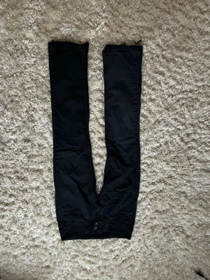 Svarta slim fit jeans med knappar - W-26  inseam - 30