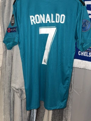 Real Madrid tröja - En fin Real Madrid tröja med Ronaldo på ryggen i storlek M.