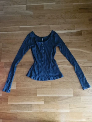 Mörkblå henley-topp  - Jättefin mörkblå henley topp från pieces Den är i bra skick och jag säljer bara för att den inte används Storlek S, men är i stretchigt tyg så skulle nog funka som M också Den är lite mer grå-blå än vad det ser ut som på bilderna                                                                   Pris kan diskuteras 