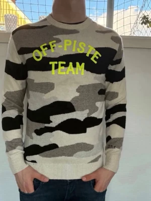 MC2 saint barth tröja - Sällsynt MC2 saint barth tröja med texten ” OFF- PIST TEAM” och den är av material kashmir| storlek:L| pris: 1299kr| skick: 9,8/10| hör av dig vid minsta lilla fundering eller fråga| 