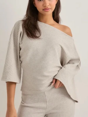 off shoulder tröja beige från Gina Tricot  - Helt ny! Prislapp ej kvar dock, endast testad! Köptes från Nelly för 399kr men märket är Gina Tricot.
