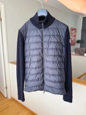 Moncler tricot cardigan  - Helt ny marinblå cardiganjacka från Moncler med quiltad front och ribbstickade ärmar. Årets modell och väldigt svår att hitta! Använd kanske fyra fem gånger sedan jag köpte den, kvitto från NK finns, tveka inte att skriva vid frågor! 