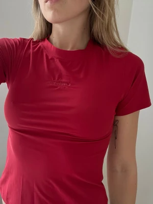 Röd t-shirt Chimi - Röd tight top från Chimi, storlek S