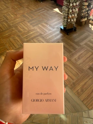 My Way Eau de Parfum 90ml - Fräsch och elegant parfym från Giorgio Armani, My Way. Kommer i en stilren ljusrosa kartong med svart text. Flaskan innehåller 90 ml eau de parfum och passar dig som gillar exklusiva dofter med modern känsla.