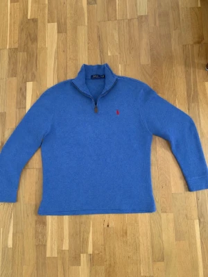 Blå halfzip från Ralph Lauren - Den är i mycket bra skick, skriv om du har minsta frågan! Nypris: 1600 jag säljer för 350