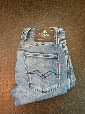 Blåa replay jeans  - Säljer dessa blåa replay jeans i storlek W28 använt typ 3 gånger frågor eller funderingar bara kontakta😀