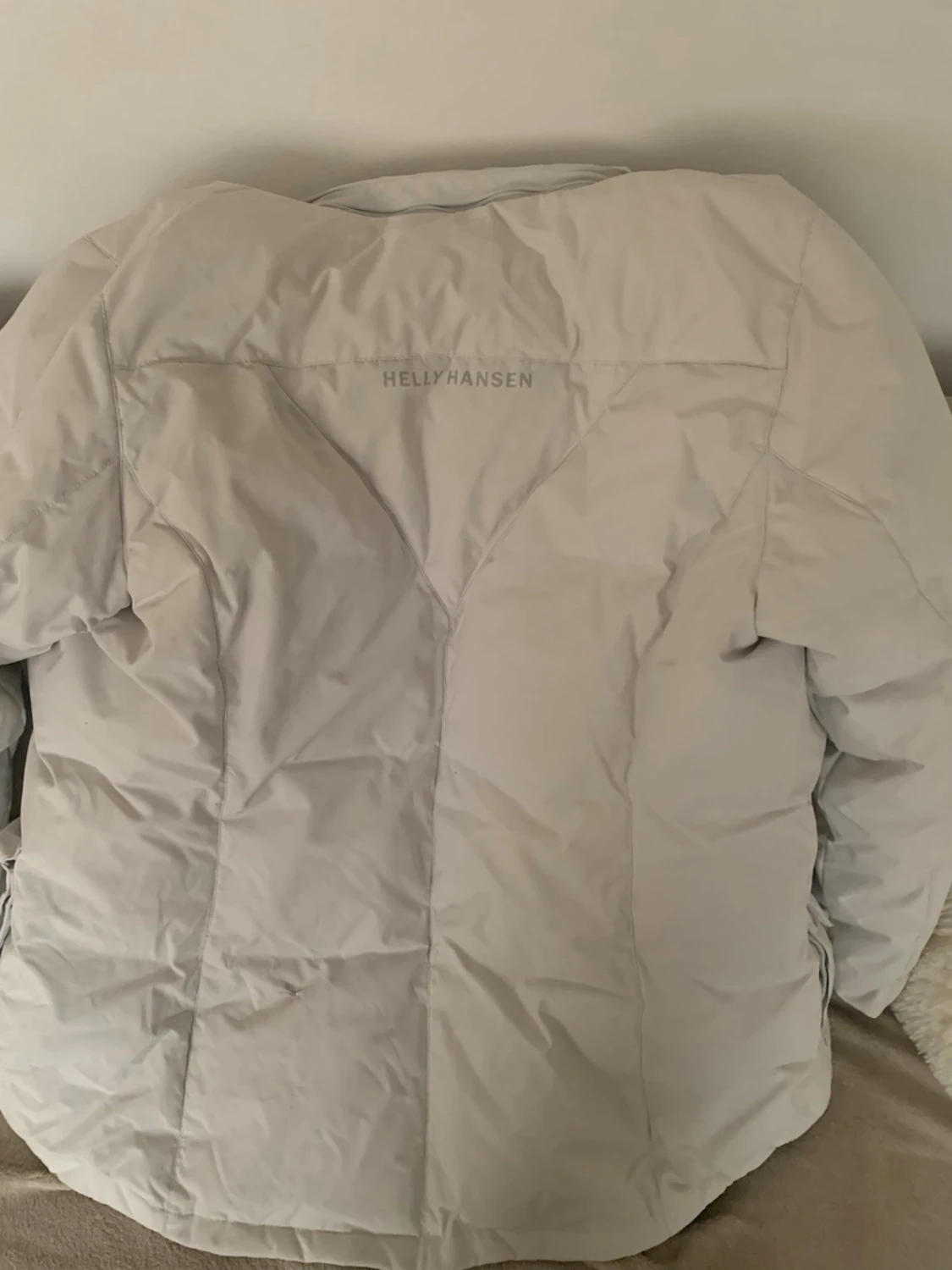 Ljusgrå dunjacka från Helly Hansen - 1