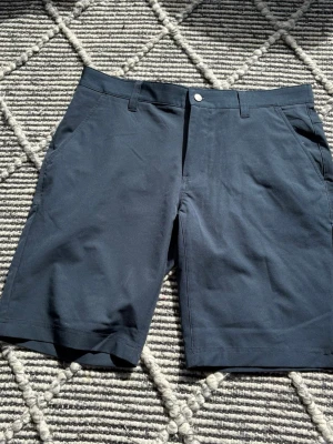Mörkblå golfshorts från Cross Sportswear - Snygga mörkblå golfshorts från Cross Sportswear med klassisk passform. Shortsen har bälteshällor, sidofickor och två bakfickor. Perfekta för golfrundor där värmen ligger på. Använda några gånger, bra skick. Säljer på grund av att de är för små.