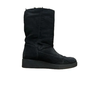 Boots - Boots med ull i. Jättefina att ha till exempelvis en kjol eller med några fina byxor. Köpta second hand 