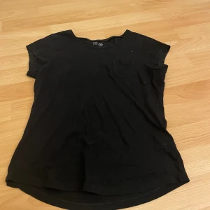 T shirt - Säljer en T shirt men en ficka på bröstet. 