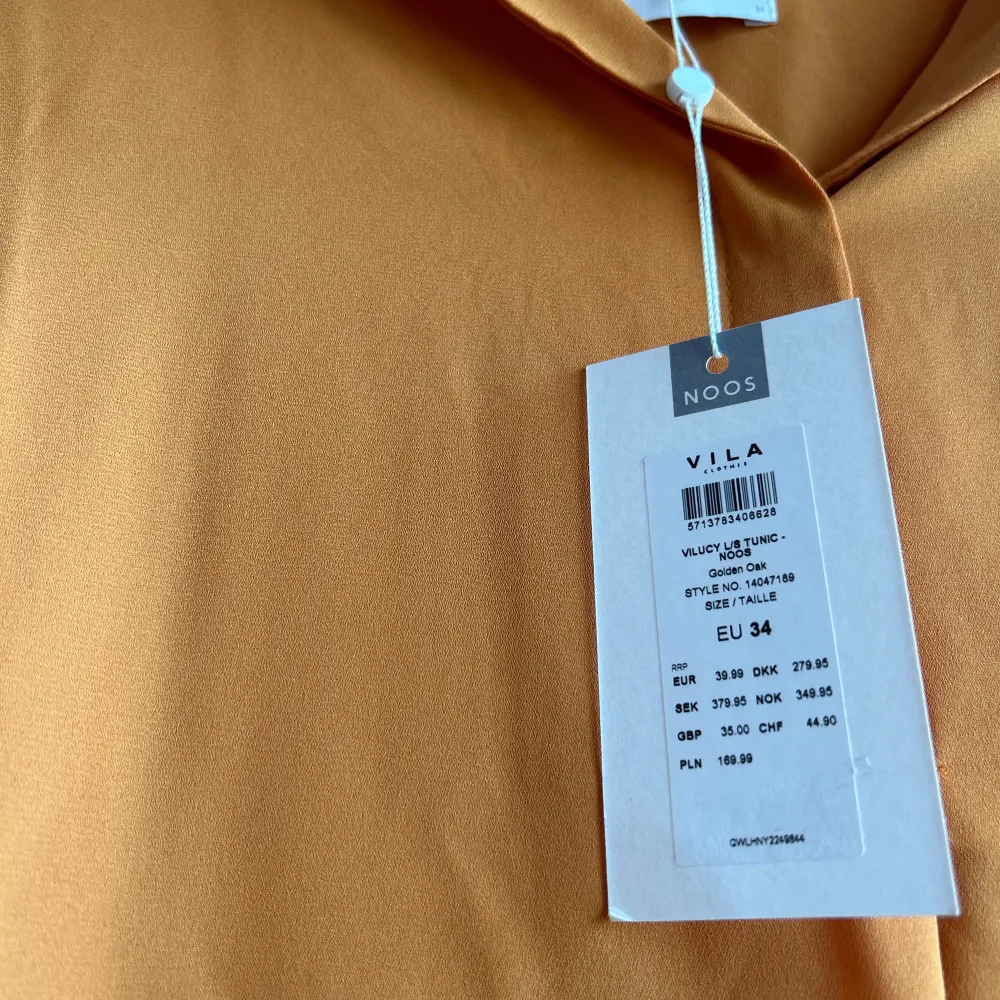 En super fin orange/brun blus som är oanvänd med prislapp på. Storlek 34. Original priset är 380kr säljs för 320kr. Blusar.