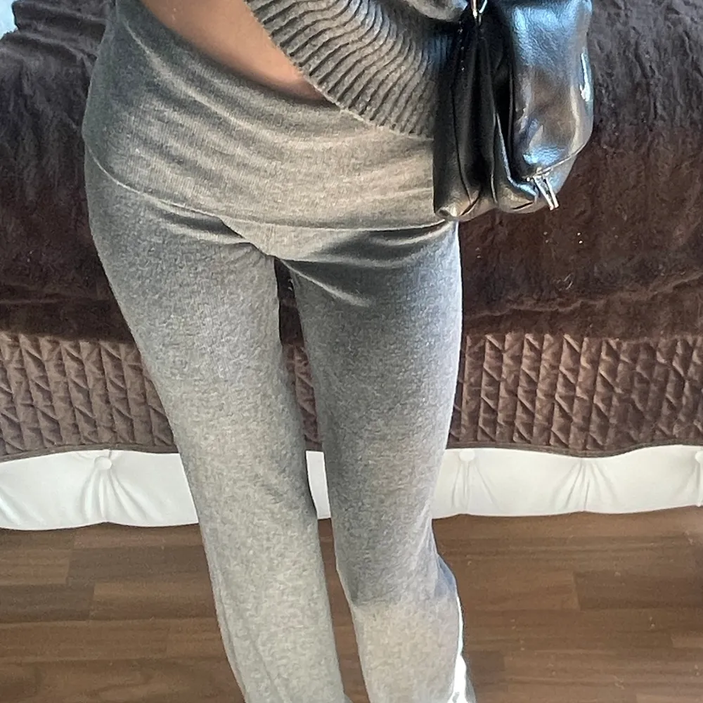 Hej!! Säljer mina  gråa yoga pants ifrån Gina i storlek xxs/xs men passar oxå S. De är i jätte bra skick. Skriv priv för frågor & pris kan diskuteras💞💞. Jeans & Byxor.