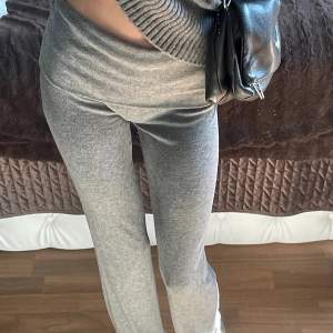 Hej!! Säljer mina  gråa yoga pants ifrån Gina i storlek xxs/xs men passar oxå S. De är i jätte bra skick. Skriv priv för frågor & pris kan diskuteras💞💞