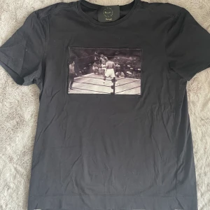 Limitato T-shirt - Fet Limitato tisha med muhammed ali motiv, den är i relativt skick med ett litet hål på höften. Lappen i nacken sitter lite löst men inget man tänker på. För frågor eller funderingar är det bara att höra av sig!🙌🏻