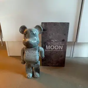 Bearbrick moon helt ny Förpackningen tillkommer Fick i present men har ingen användning för den  Pris kan diskuteras vid snabb affär Fraktas inom 2 dagar!🚚📦