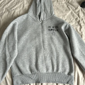 Grå hoodie  - En snygg grå hoodie. Den är i st 140 men skulle passa en större storlek. Den är lite nopprig (se bild 3) annars i bra skick. Snöret i luvan är borta. 