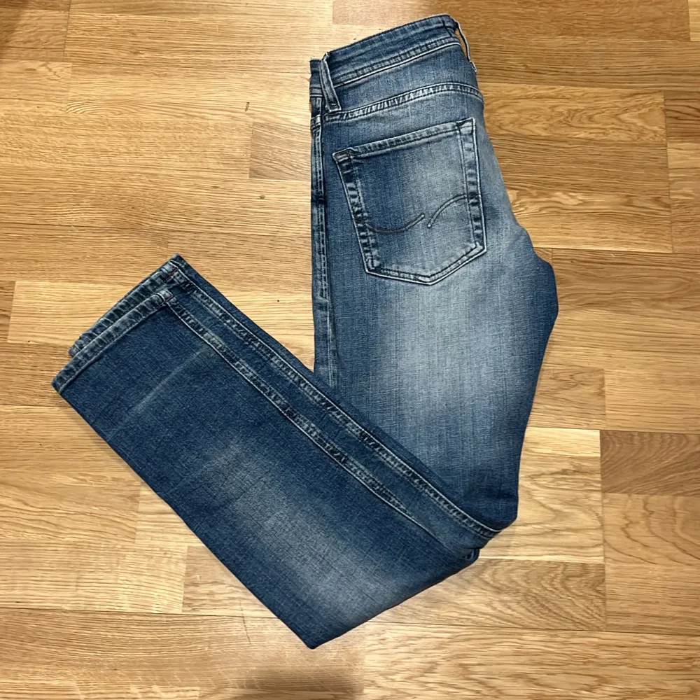 Säljer dessa as feta Jack & Jones jeansen. Fint skick använda fåtal ggr. Modell slim fit. Jeans & Byxor.
