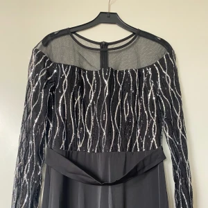 Svart bal klänning  - Blev använd en gång. Jätte sexig klänning, skriv gärna för fler bilder 