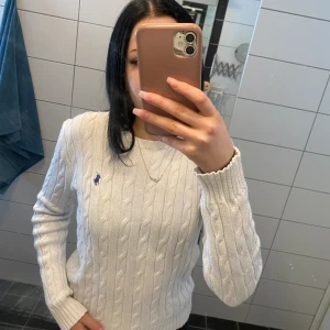 Ralph Lauren tröja  - En vit Ralph Lauren tröja som ej kommer till användning. 💗 Har inga slitage eller något utan att lappen sitter lite löst men skulle säga att den är i toppskick! Kom dm för funderingar! ☺️