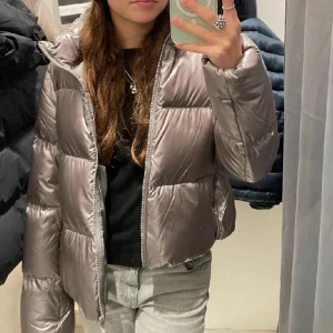 Uniqlo vår jacka - Jacka från Uniqlo perfekt nu till våren! Storlek XS passar S. Nypris: 1300kr. Försiktigt använd och fint skick! Modell: ultra light down. Möts i Stockholm annars står köpare för frakt! 🤎🩶silvrig/beige färg!