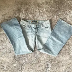 Supersnygga vintage jeans från reactive!  Dom är lågmidjade och bootcut💕 använd gärna köp nu knappen!