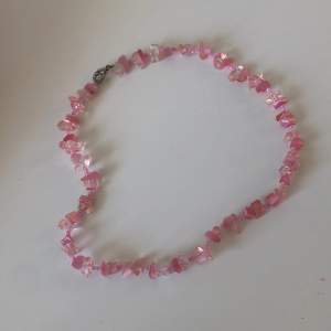 Gulligt rosa halsband med stenar o små pärlor💕💕