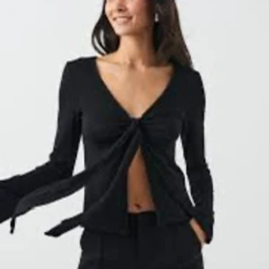 Top tie front sleeve - Säljer en top tie  front long sleeve, jag har bara användit den ca  2-3 gånger  och den passar bäst på sommaren, så skriv privat för mer information. Den är i storlek S-XS 