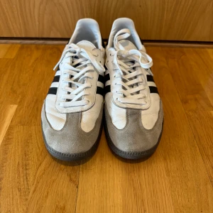 Adidas Samba - Säljer mina Samba sneakers då jag har växt ur de. Paret är använda (DM för mer bilder), 6/10 skick. Nypris är 1349kr, mitt pris är 400kr. OG box ingår inte. 