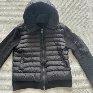 Moncler Cardigan - Säljer min Moncler Cardigan eftersom jag inte behöver den. Skick 9/10 storlek L.