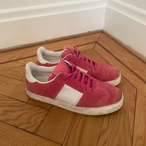 valentino flycrew - Rosa valentino flycrew i storlek 38,5, fint skick och alla nitar är kvar