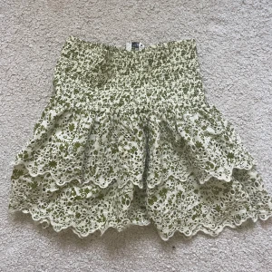 Grön volang kjol  - Säljer nu denna super fina volangkjolen från zara i storlek XS då den ej kommer till användning för mig💕💕