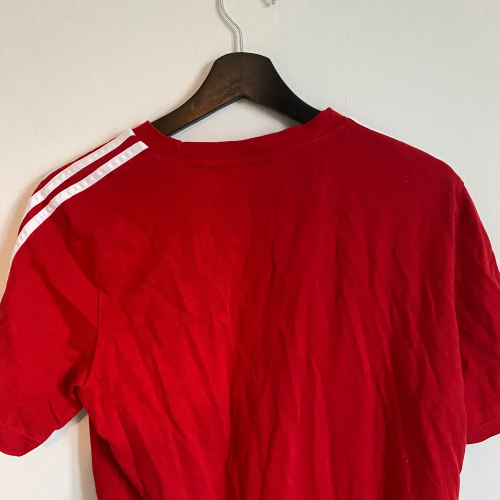 Röd adidas tröja . T-shirts.