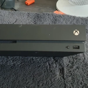 Xbox one X 1tb med kontroll - Både xboxet och kontroll är knappt använt Funkar helt perfekt 9/10 