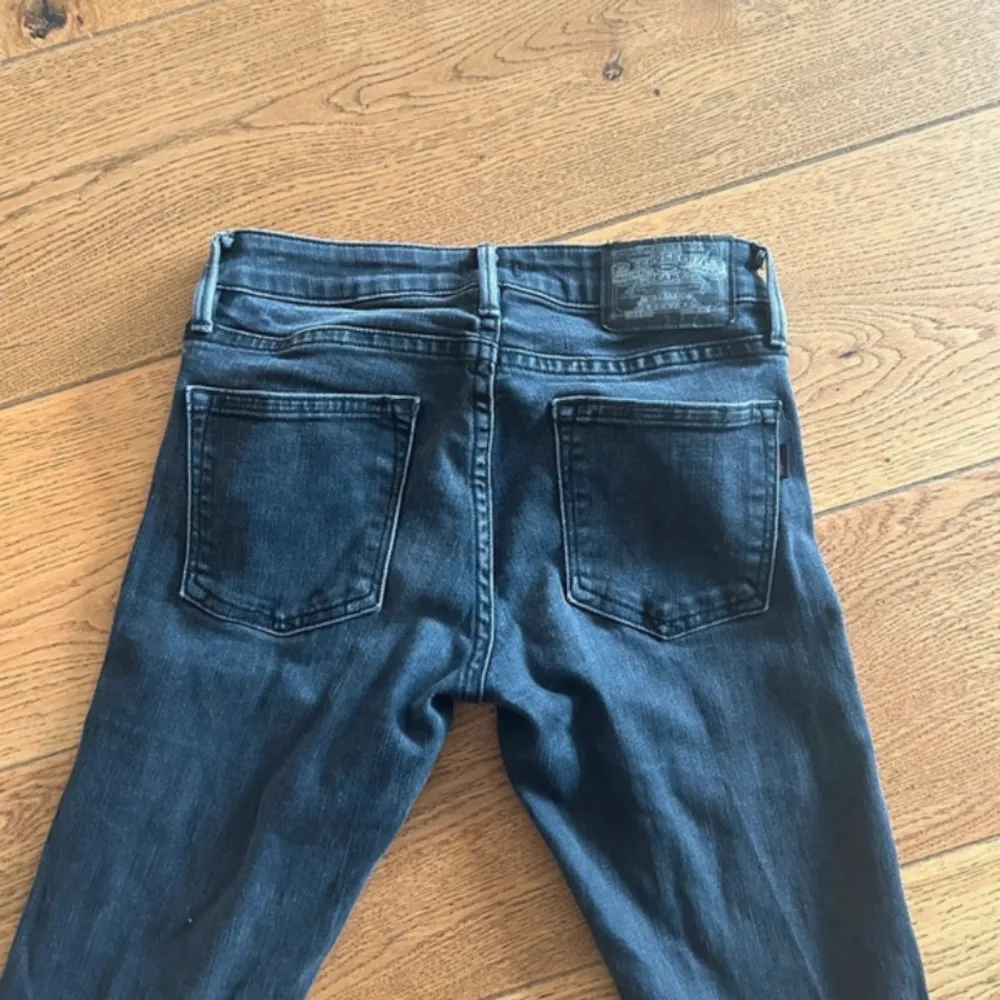 Säljer dessa crocker jeans som sitter så fint och är i modellen low waist bootcut. Jeans & Byxor.