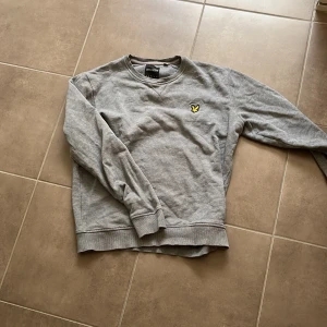 Lyle & Scott tröja - Säljer denna Lyle & Scott tröja då den är för liten och ej kommer till användning. Storleken är S men kan passa XS då den krympt genom tiden. Skick 8.5/10 nypris: 600