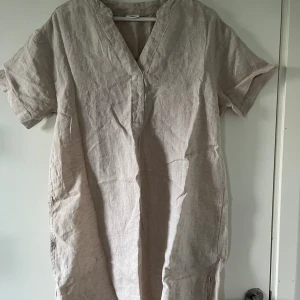 Linne klänning  - Linnekläning i storlek S (36-38), aldrig använd men jättefin på