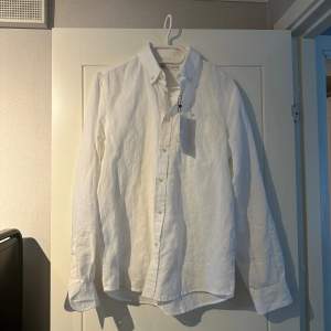 Säljer helt oanvänd vit linneskjorta då den är för stor för mig. Skjortan är från Zara och har en likadan fast vit och blå randig på min profil. Passar någon som är runt 175-180 skulle jag säga, den är ganska oversized. Nypris: 400 kr. Skriv gärna om