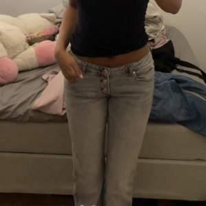 Hej! Säljer dessa lågmidjade jeans från Gina Tricot pågrund av att jag köpte fel storlek men råkade tyvärr dra veck lappen. Nypris på byxorna är 349kr men säljer för 260kr💗