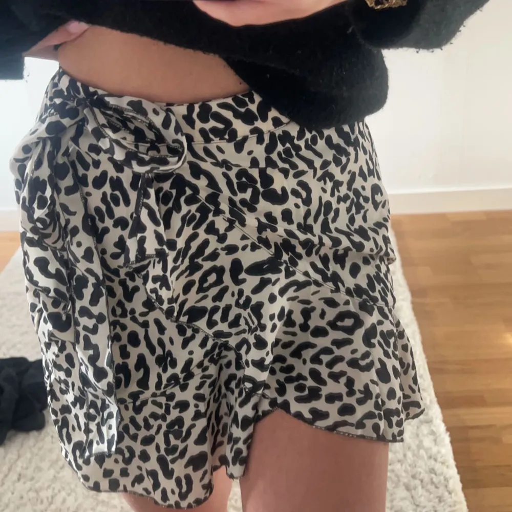 Leopard kjol ifrån shein, aldrig använd. Kjolar.