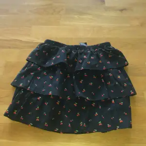 Säljer denna jätte söta kjol med små körsbär på ifrån h&m. Den är i storlek Xs, men skulle nog passa nån som har S också.💗köpte den för ett tag sen men har bara legat i garderoben.