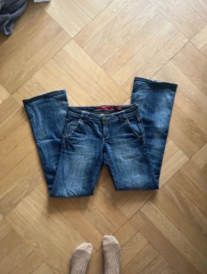 Jeans - Lowwaist y2k jeans!! W34 L34 sitter som xs/s. Strechiga