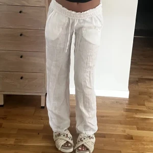 Vita linnebyxor  - Vita linnebyxor från Chelsea, det är perfekta i längden på mig och jag är 1.70cm 