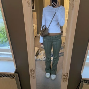 Gröna hm jeans  - Skit snygga jeans från hm! Väldigt eftersökta. Använt fåtal gånger. Passar många olika storlekar då de är extremt stretchiga