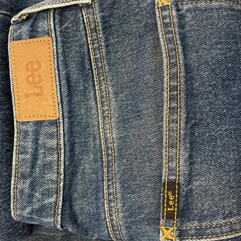 Nu säljer jag mina lee jeans för att de är för stora. De är knappt andvända och har inga defekter. Jag säljer den för 450, ny pris är 1099. De är i Str W28 L33. Fler bilder kan skickas vid intresse.. Jeans & Byxor.