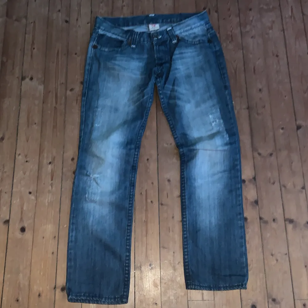 Asfeta true religion jeans i storlek 33/32, passar dig som är 175/180. Använda 2 gånger, inga defekter. Cond - 10/10.. Jeans & Byxor.