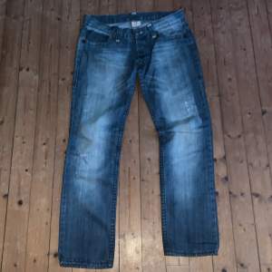 Asfeta true religion jeans i storlek 33/32, passar dig som är 175/180. Använda 2 gånger, inga defekter. Cond - 10/10.